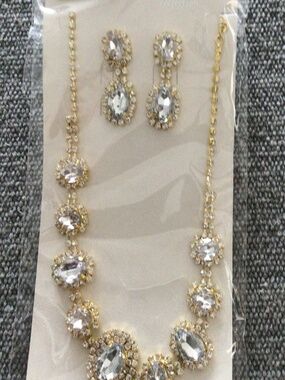 NWT beautiful gold and rhinestone necklace and earring set